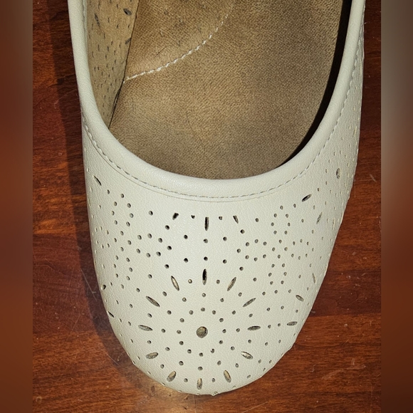Cliffs White Mountain Round Toe Ballet Flats - Picture 6 of 7